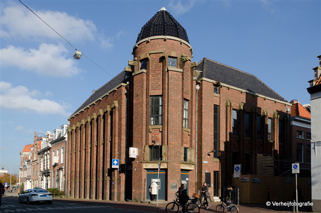 Het voormalige bankgebouw eind 2015; de blauwe geverfde ramen zijn weer vervangen.
              <br/>
              Annemarieke Verheij, 2015-10-29